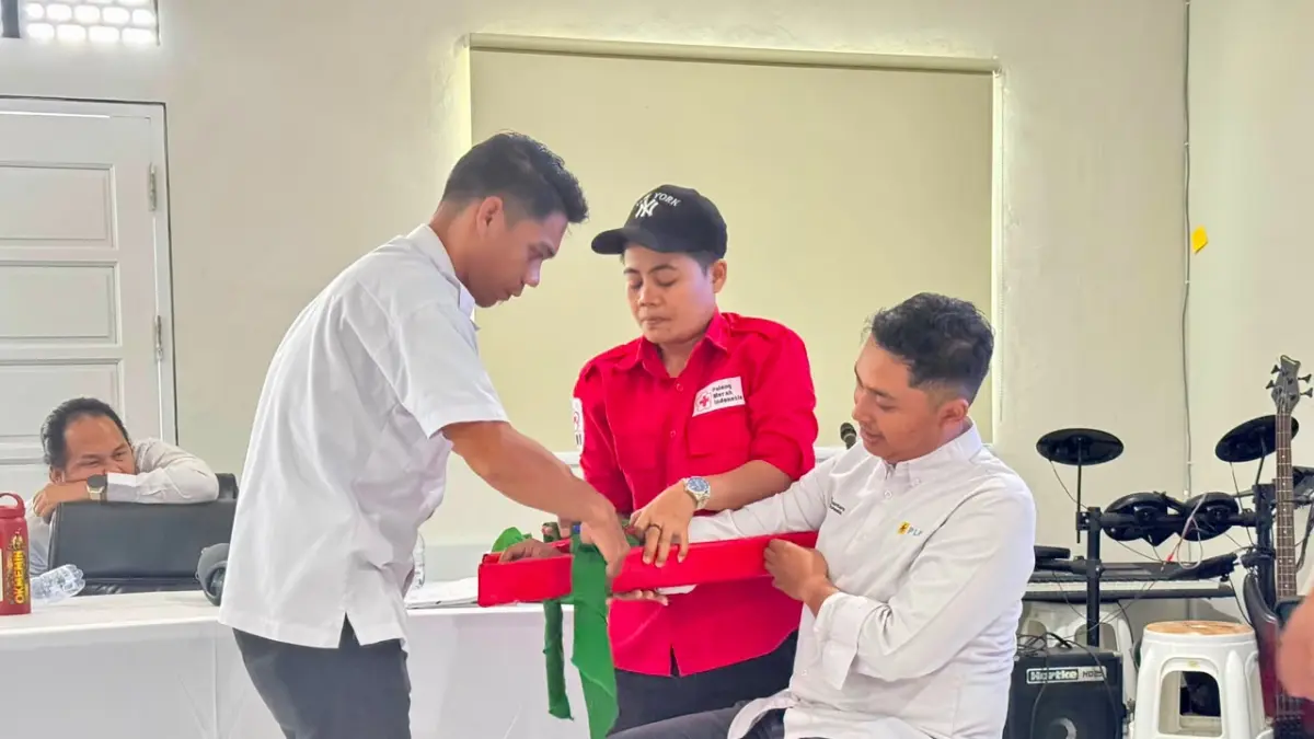 Instruktur dari PMI Kabupaten Berau mendampingi peserta dalam praktik penanganan cedera melalui teknik pembalutan sebagai bagian dari materi pertolongan pertama pada kecelakaan (P3K).