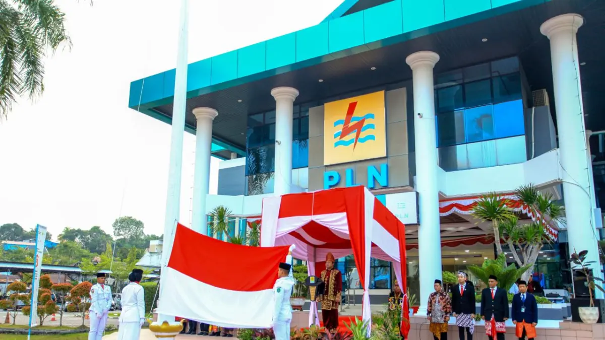 Pasukan pengibar bendera melaksanakan prosesi pengibaran Sang Merah Putih pada Upacara Peringatan HUT ke-81 Kemerdekaan Republik Indonesia yang diselenggarakan oleh PLN UIP KLT bersama PLN Grup se-Kalimantan Timur di Balikpapan, Minggu (17/8).