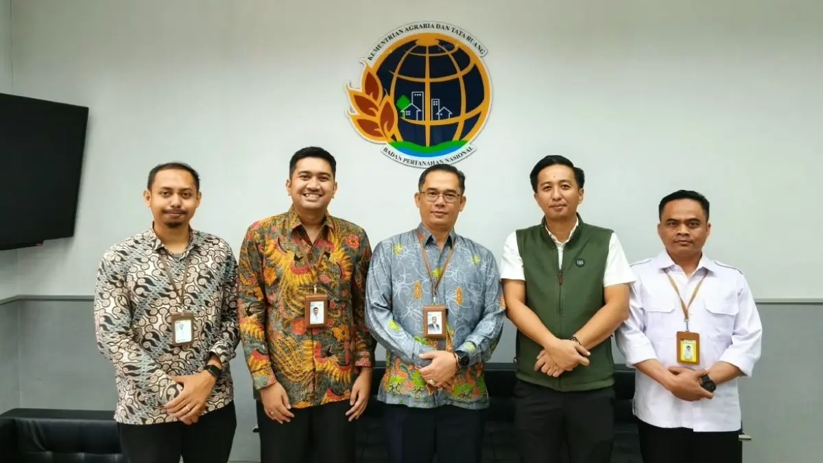 PLN UIP KLT bersama ATR/BPN Kabupaten Kutai Kartanegara berfoto bersama setelah penyerahan 13 sertifikat tapak tower SUTT 150 kV Melak–Kotabangun.