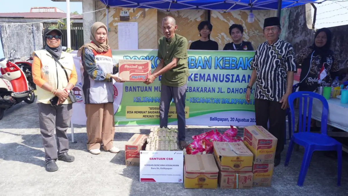 PT Pertamina Patra Niaga (PPN) Regional Kalimantan melalui Integrated Terminal (IT) Balikpapan menyalurkan bantuan kepada warga terdampak kebakaran di RT 48 dan RT 49, Kelurahan Baru Ilir, Kota Balikpapan.