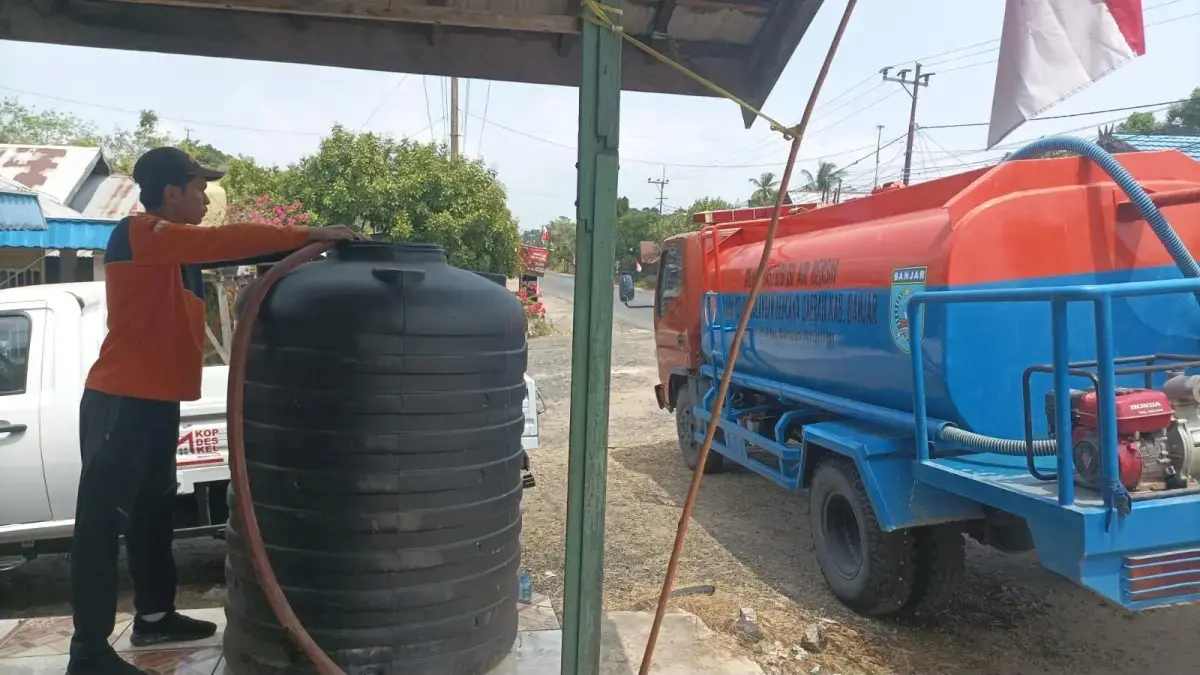 BPBD Kabupaten Banjar menyalurkan air bersih ke wilayah terdampak kekeringan. Hingga 24 Agustus 2026, sebanyak 1.521.950 liter air telah disalurkan ke 45 desa di 13 kecamatan. (Foto: BPBD Kabupaten Banjar)