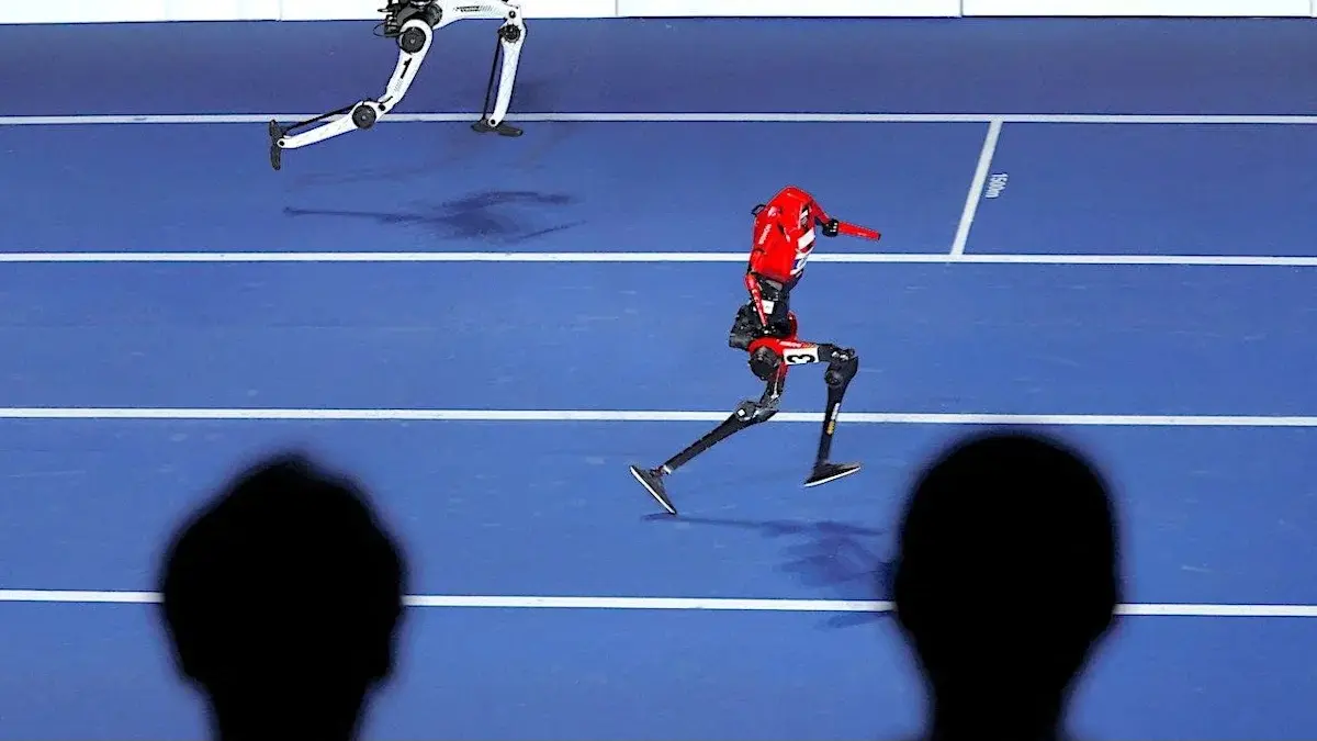 Para penonton menyaksikan robot humanoid Lightning buatan Honor dan robot humanoid Tiangong Ultra bertanding dalam laga eksibisi lari 100 meter pada upacara pembukaan World Humanoid Robot Games kedua di National Speed Skating Oval di Beijing, Tiongkok, pada 22 Agustus 2026.