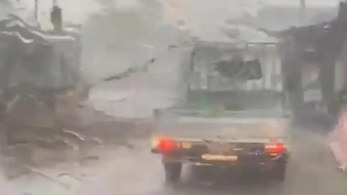 HUJAN DERAS: Tangkapan layar video hujan deras di Kecamatan Halong yang disertai angin kencang, Senin (24/8) sore. (Foto: Istimewa/Radar Banjarmasin)