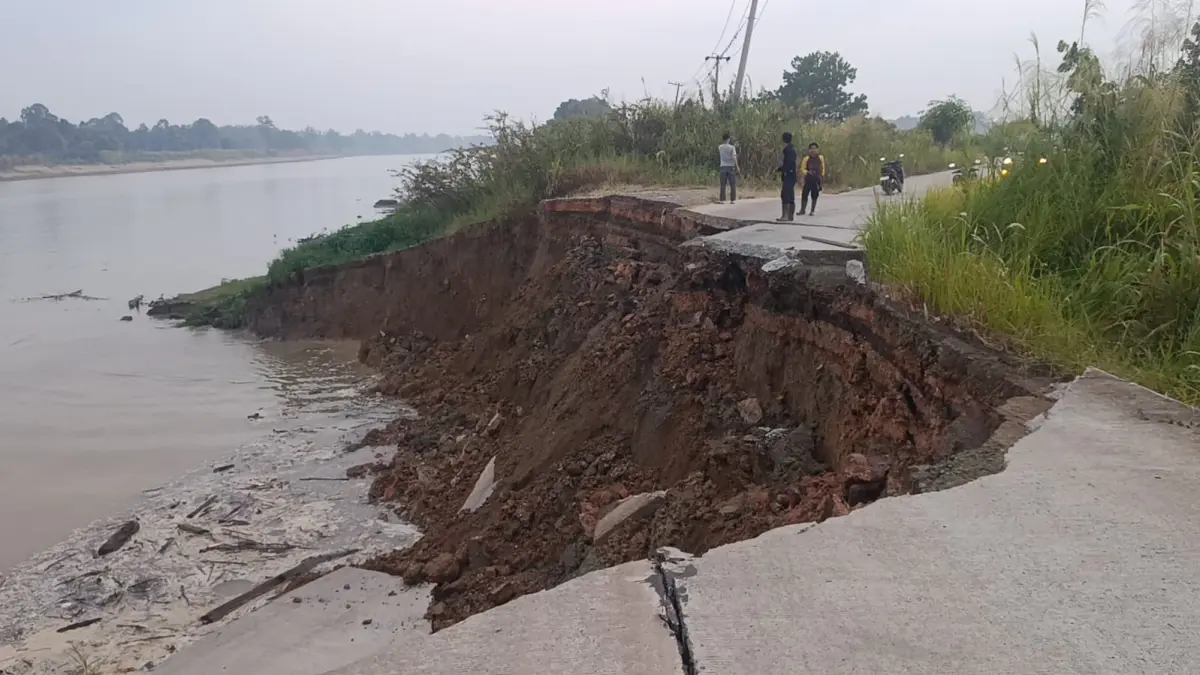 Jalan utama Muara Muntai menuju Samarinda di Oloy, Desa Kayu Batu yang longsor (Istimewa)