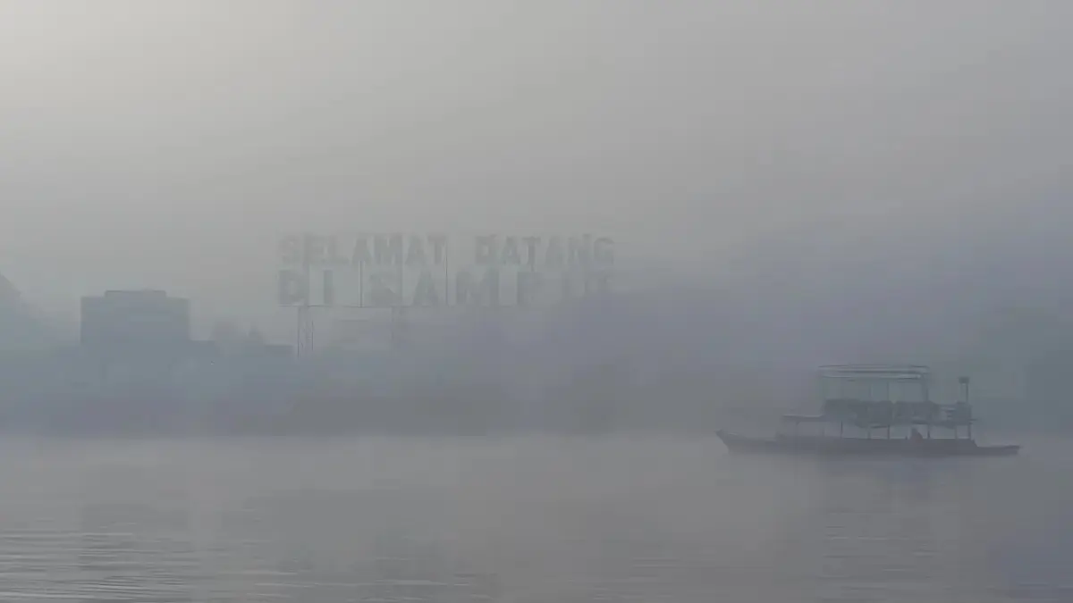 Kabut asap menutupi tulisan selamat datang di Sampit.(Miftah/kaltengpos.jawapos.com)