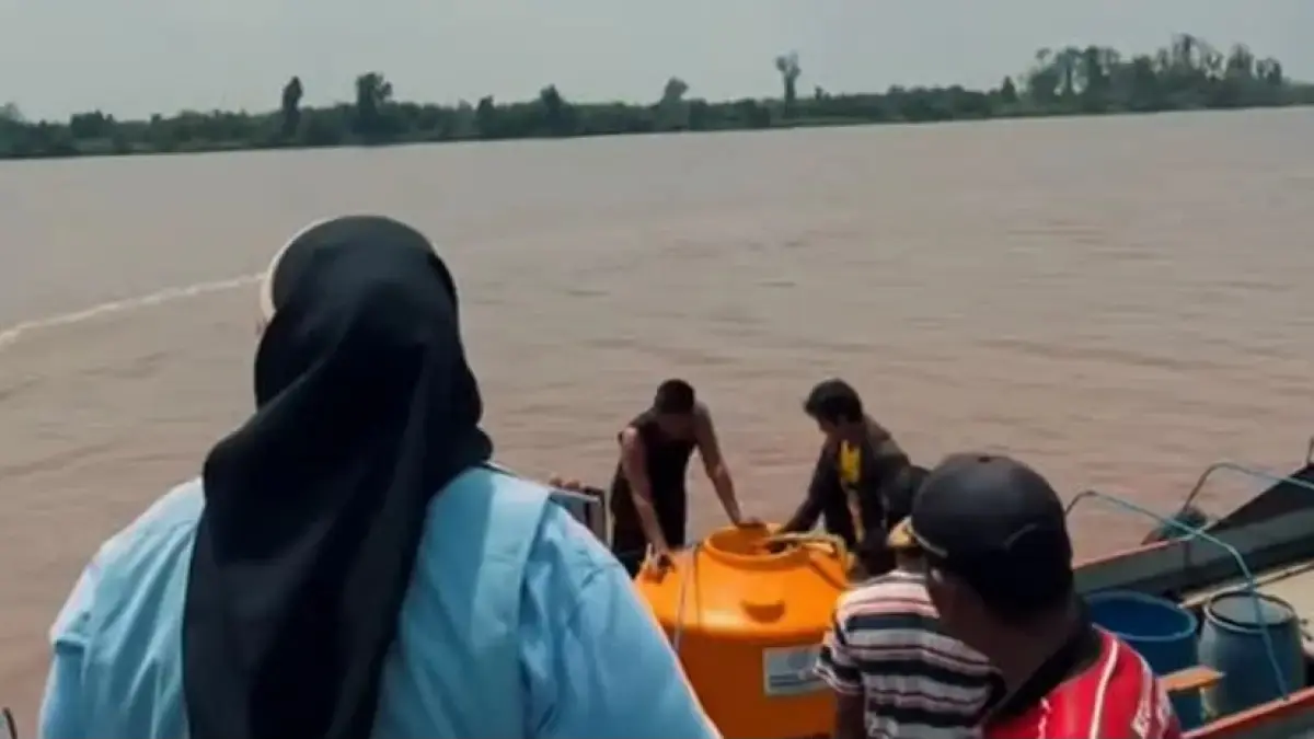 Penyaluran air bersih ke Pulau Hanaut.(BPBD)