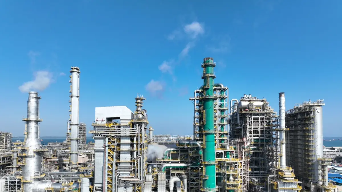 Proyek yang masuk dalam daftar Proyek Strategis Nasional (PSN) tersebut kini menjalani proses komisioning dan uji operasi setelah pembangunan fisik berbagai unit dan infrastruktur pada tahap konstruksi dinyatakan rampung.