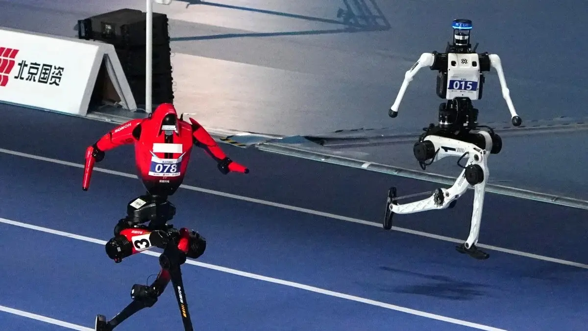 Robot humanoid Lightning buatan Honor dan robot humanoid Tiangong Ultra bertanding dalam laga eksibisi lari 100 meter.