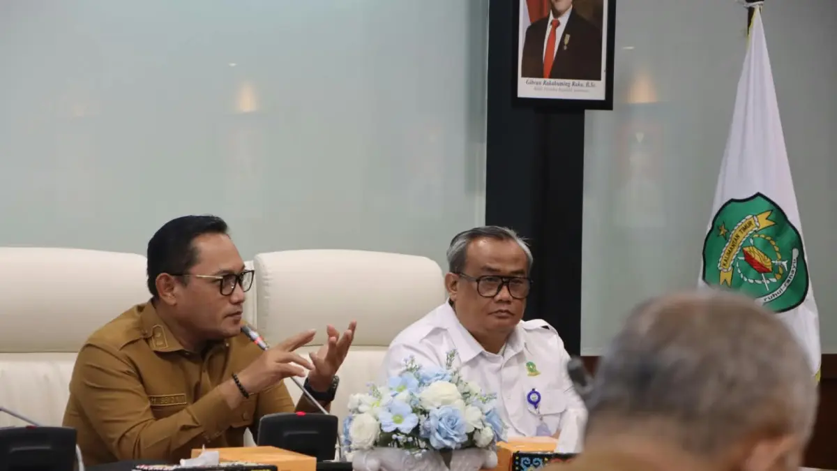 Seno Aji memimpin rapat.