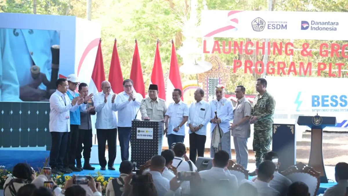 Presiden Republik Indonesia, Prabowo Subianto, resmi meluncurkan Program Pembangkit Listrik Tenaga Surya (PLTS) 100 gigawatt peak (GWp) sekaligus melakukan _groundbreaking_ proyek-proyek yang siap menjadi akselerator energi baru terbarukan (EBT) nasional