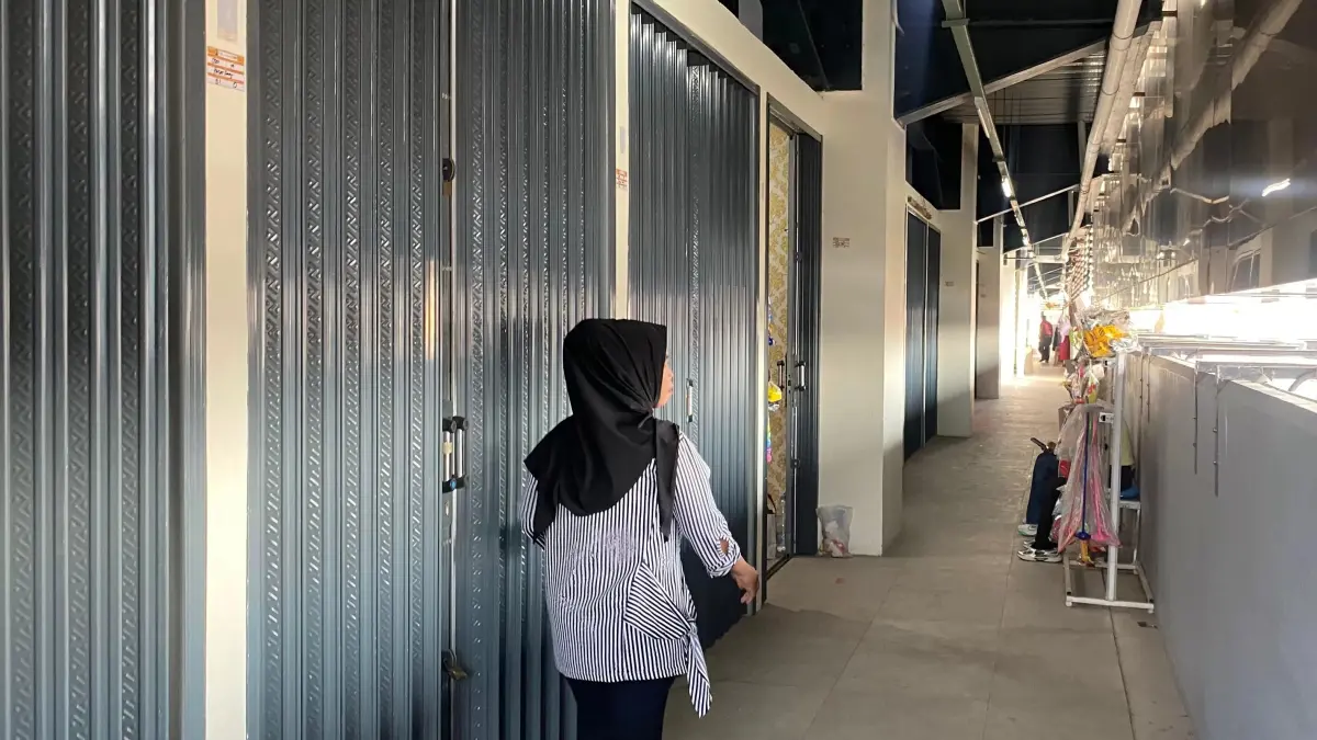 Aktivitas di Pasar Pagi Samarinda yang masih menyisakan ratusan pedagang belum masuk.