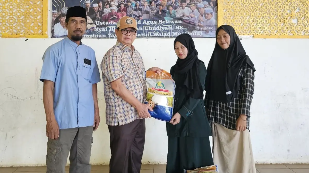 BERBAGI: Penyerahan sedekah Al-Qur