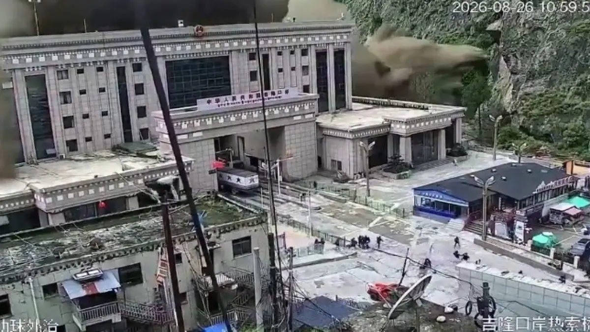 Detik detik banjir menghantam pemukiman di perbatasan Nepal-China.