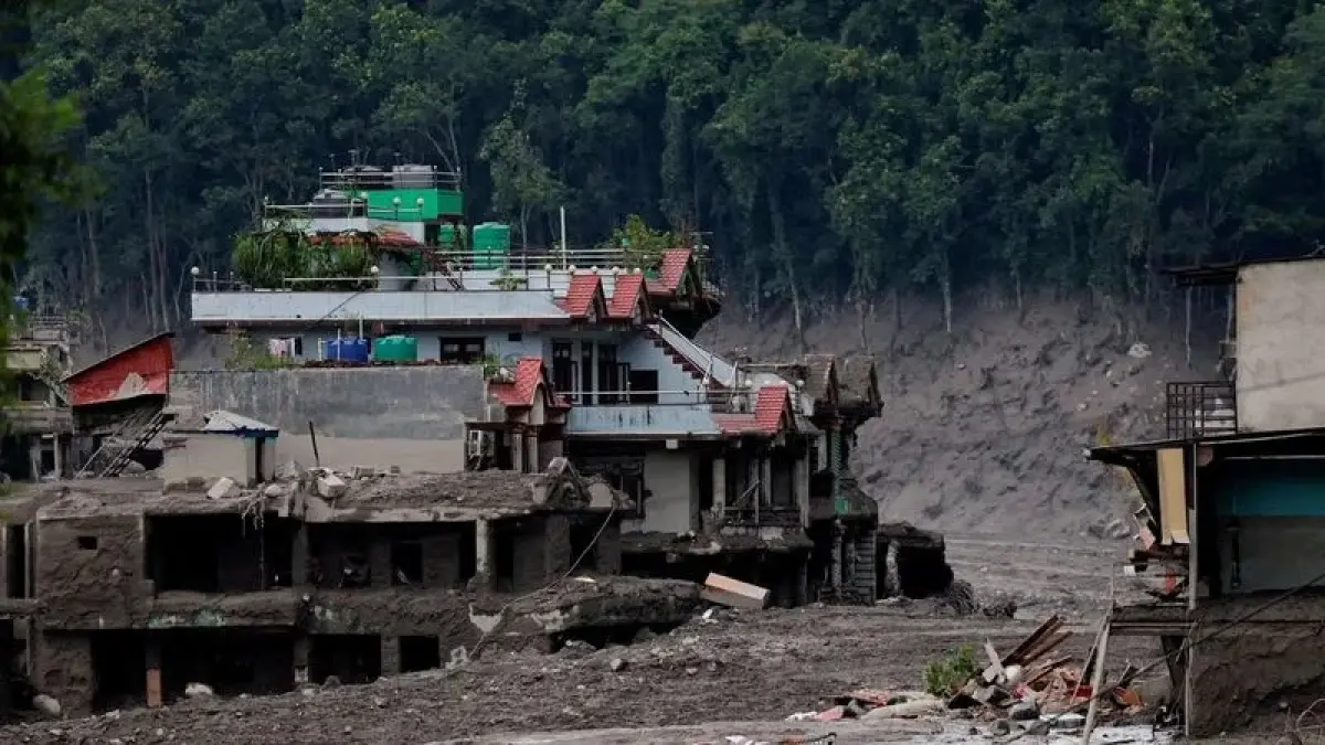 Sisa banjir bandang di Nepal.