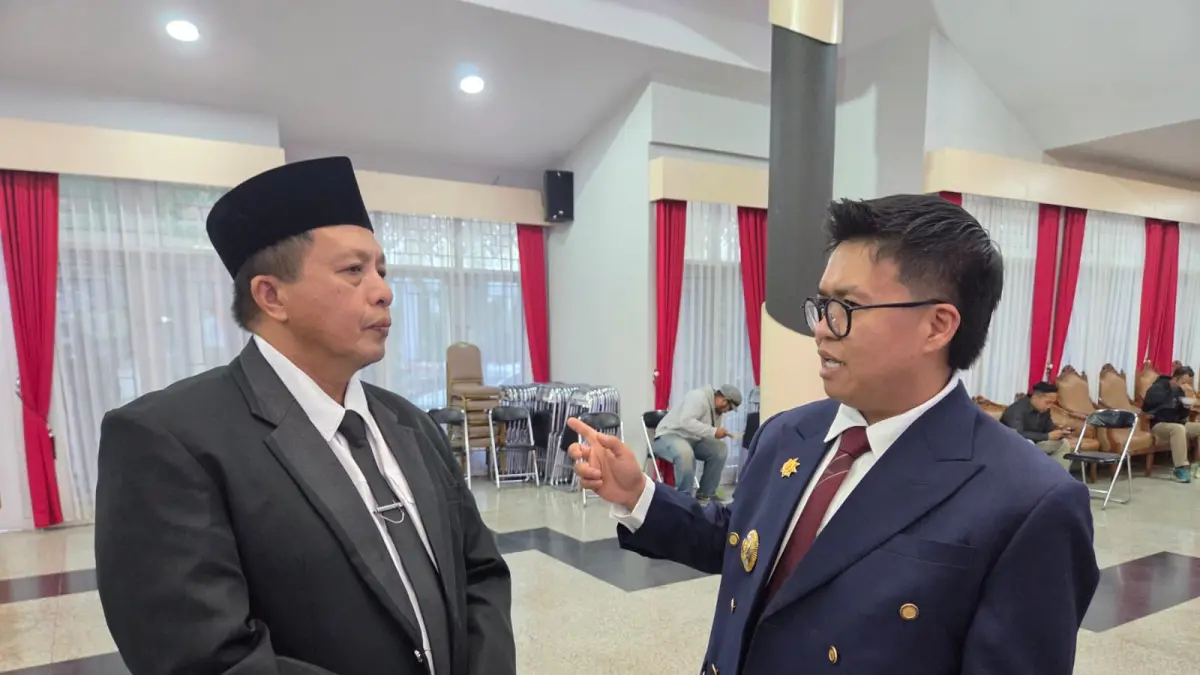 Wabup Kukar Rendi Solihin dengan Sekretaris Disperindag Burhanuddin (Elmo/Prokal.co)
