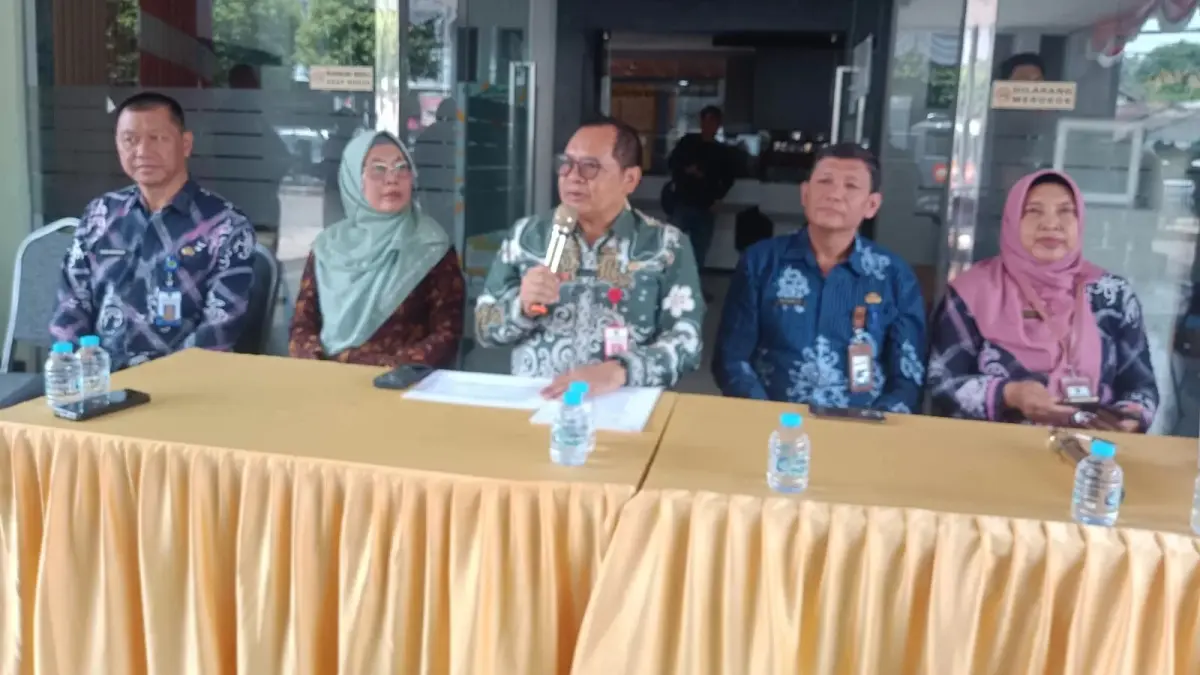 Kepala Dinkes Kaltim, dr Jaya Mualimin , bersama sejumlah jajaran Dinkes Kaltim saat memberikan keterangan kepada awak media.