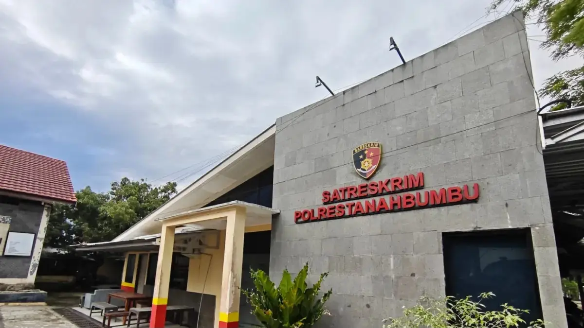 Satreskrim Polres Tanah Bumbu menangani perkara dugaan persetubuhan anak di bawah umur yang melibatkan seorang guru PPPK. (Foto: Zulqarnain/Radar Banjarmasin)