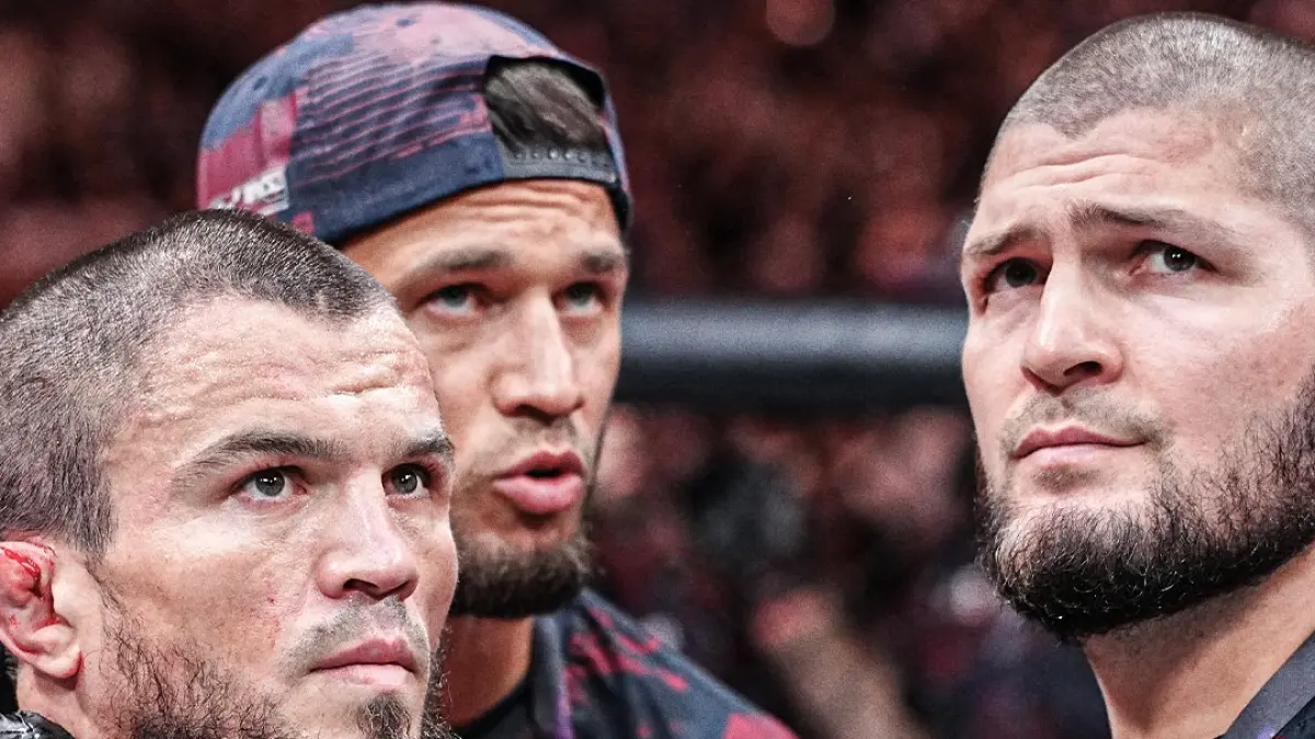 Umar, Usman dan Khabib melihat rekaman ketika Umar dikalahkan oleh Song Yadong.