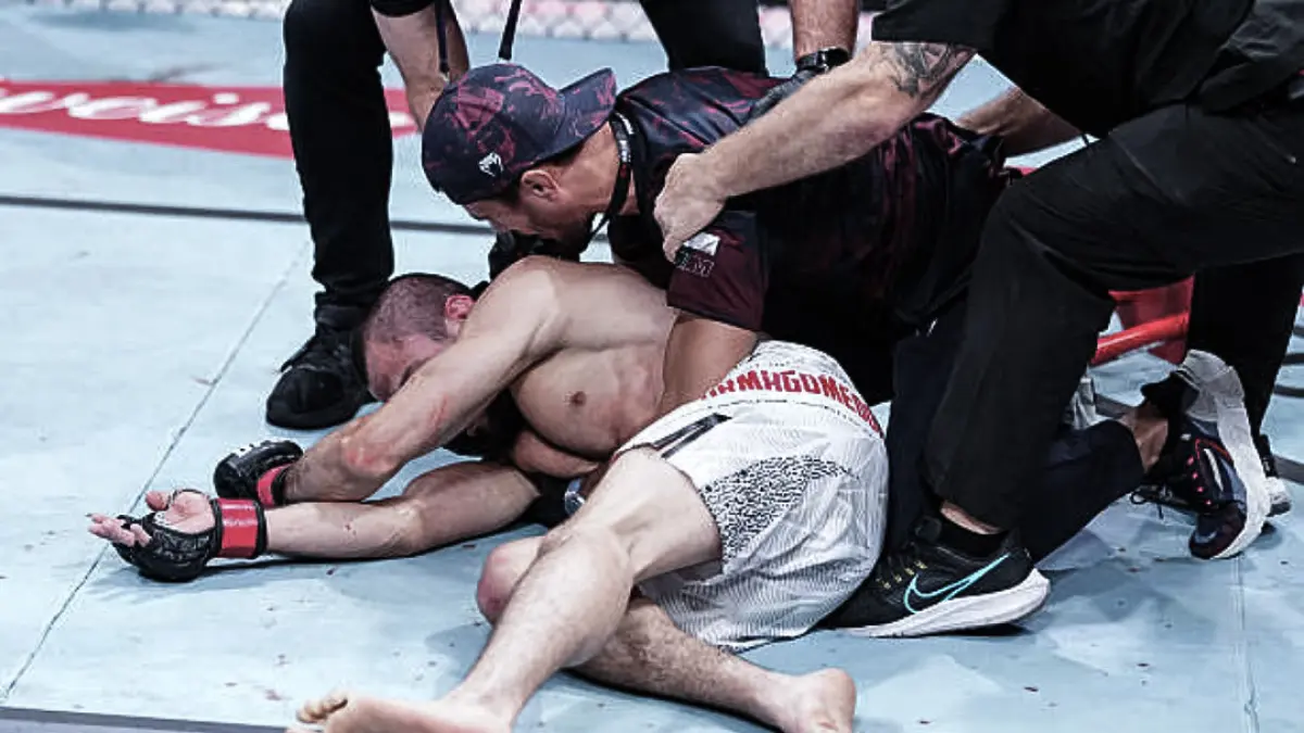 Usman langsung melompat pagar menghampiri kakaknya, Umar Nurmagomedov.