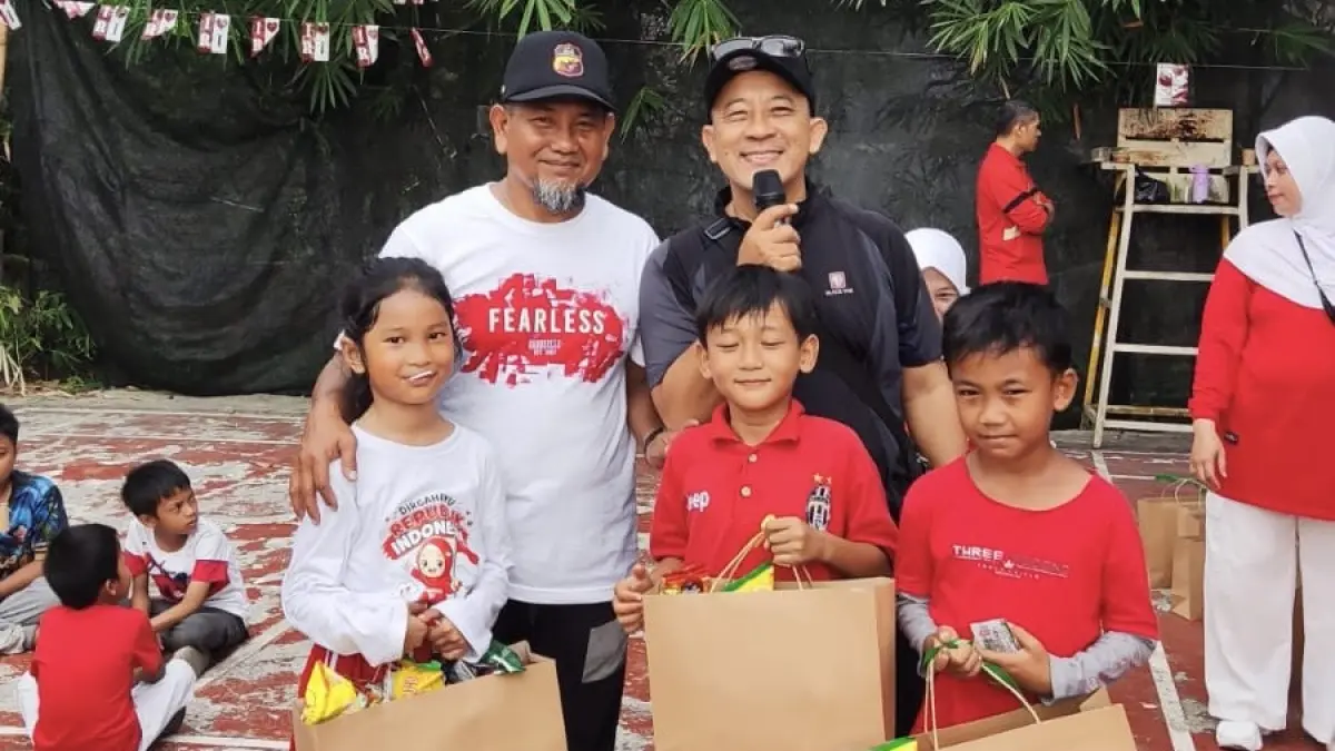 HANGAT: Ketua RT 58, Mustain, (kiri) bersama bocah-bocah penerima hadiah. ISTIMEWA
