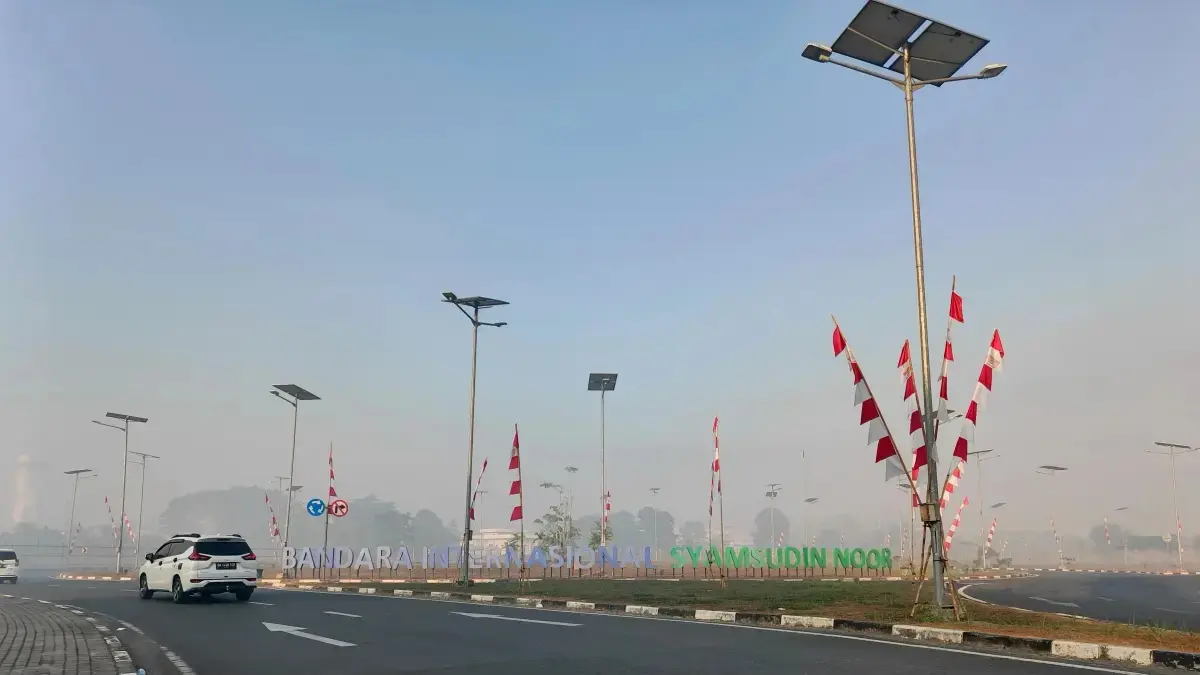 Kawasan Bandara Syamsudin Noor  diselimuti kabut tebal, Sabtu (29/8/2026) pagi.(Foto:Sheilla Farazela/Radar Banjarmasin) ‎