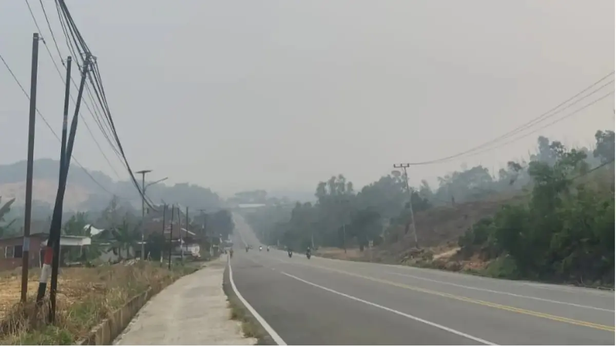 Kondisi jalan di Nunukan diselimuti kabut asap sejak Minggu (30/8) pagi semakin tebal saat sore hari. ASRULLAH/RADAR TARAKAN