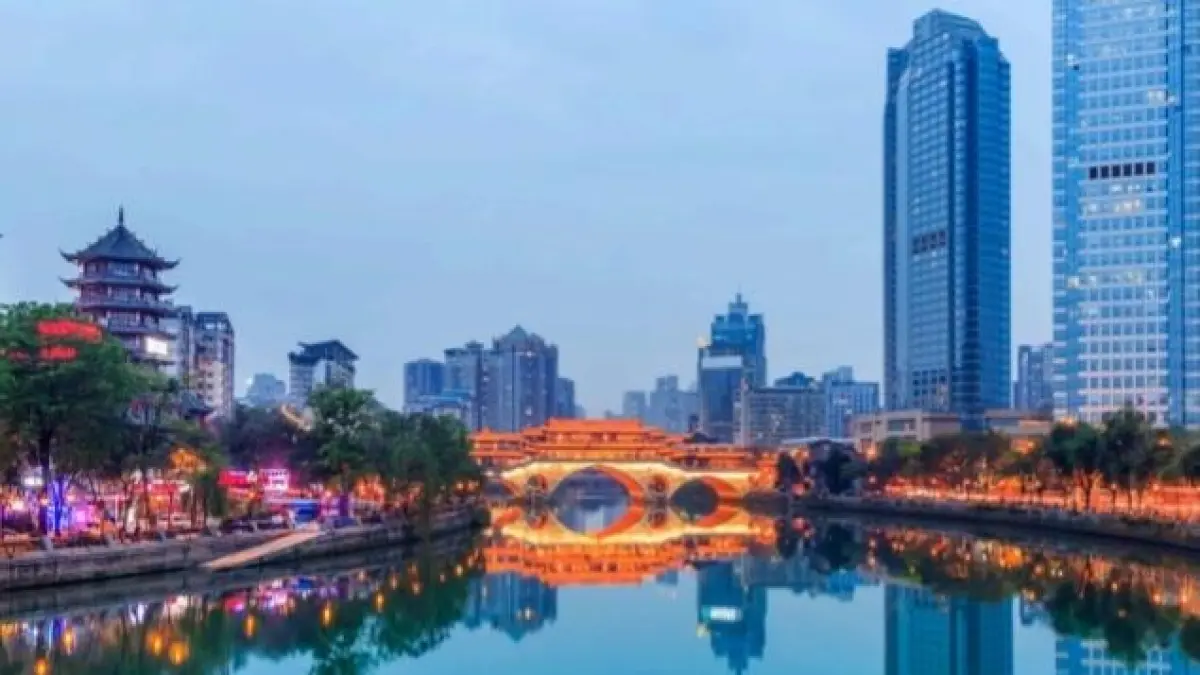 Daya tarik Hangzhou bahkan sudah dikenal sejak berabad-abad lalu. Marco Polo yang berkunjung pada abad ke-13 pernah menggambarkan kota ini sebagai salah satu kota terindah dalam catatan perjalanannya.