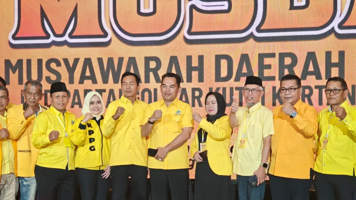Hasanuddin Mas’ud (tengah) usai terpilih secara aklamasi pimpin DPD Golkar Kukar pada Musda ke-XI (Istimewa)