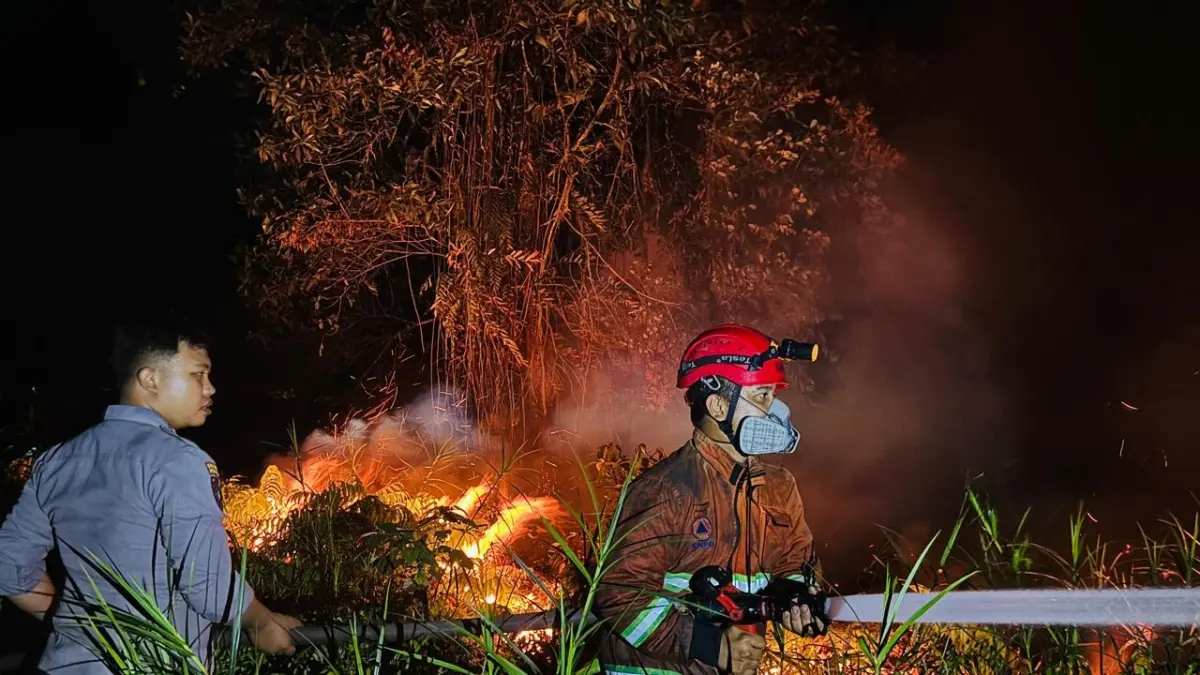 Pemadaman lahan terbakar di Samarinda.