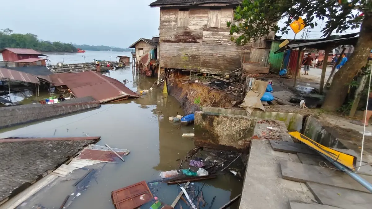 Rumah warga Dusun Margasari, Desa Jembayan yang amblas ke Sungai Mahakam akibat longsor lanjutan (Istimewa)