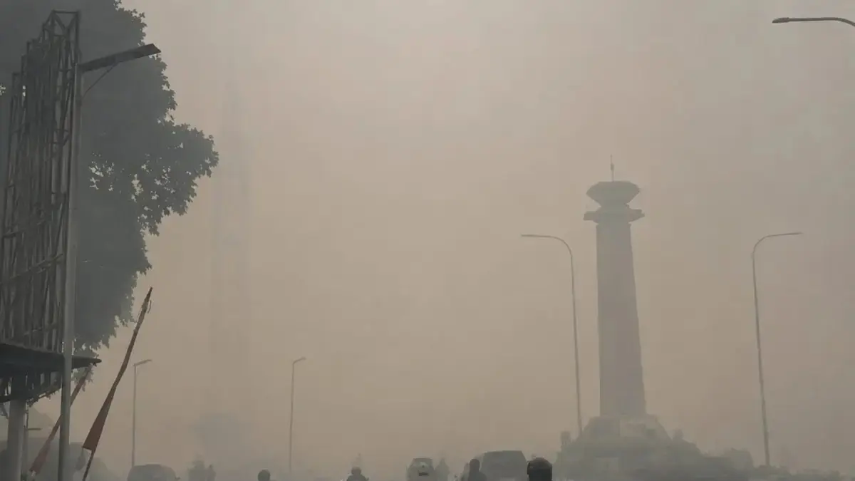 TIDAK SEHAT: Kabut asap menyelimuti kawasan Martapura, Kabupaten Banjar, hingga mengurangi jarak pandang pengguna jalan. (FADLAN ZAKIRI/RADAR BANJARMASIN)