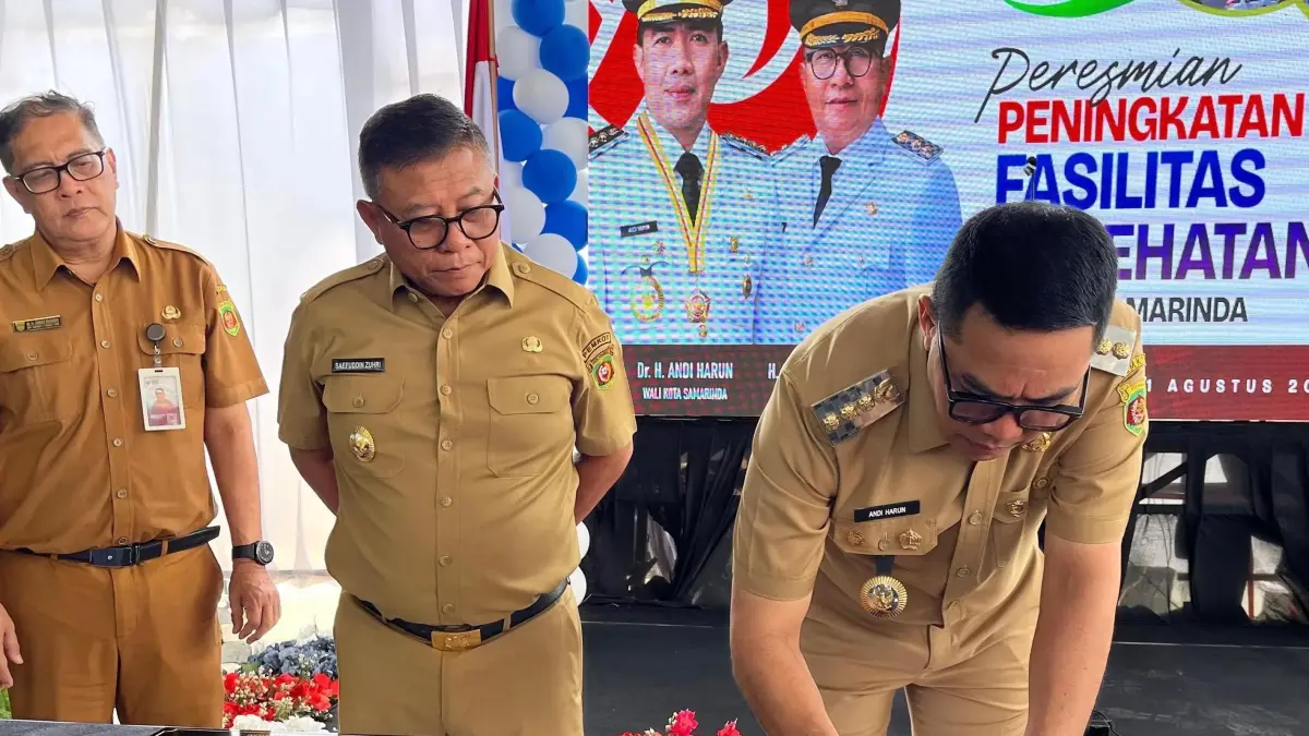 Wali Kota Samarinda Andi Harun menandatangani batu prasasti Gedung UPTD Puskesmas Sungai Kapih, salah satu faskes yang peresmiannya dipusatkan di Gedung KIA RSUD I.A. Moeis. 