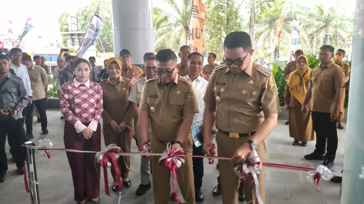 Wali Kota Samarinda hadir lengkap dengan Wakil Wali Kota dan Sekda Kota Samarinda meresmikan Gedung Ibu dan anak RSUD IA Moeis.