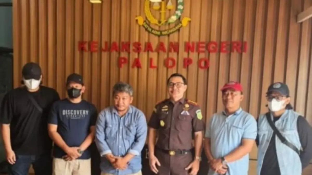 Tersangka MA (48) berdiri posisi ketiga dari kiri tak gunakan masker  dalam perkara dugaan korupsi proyek perpanjangan landasan pacu Bandara Melalan, Kabupaten Kutai Barat, Kalimantan Timur, saat diamankan di wilayah Walenrang Utara, Kabupaten Luwu, Sulawesi Selatan.