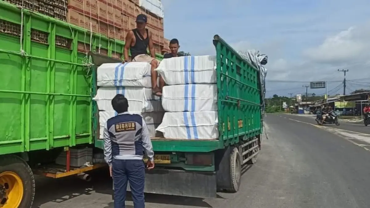 Anggota Dishub Kobar saat menegur sopir Odol yang bongkar muatan di bahu jalan Utama Pasir Panjang, Kecamatan Kumai, Kabupaten Kotawaringin Barat, belum lama ini. (istimewa)
