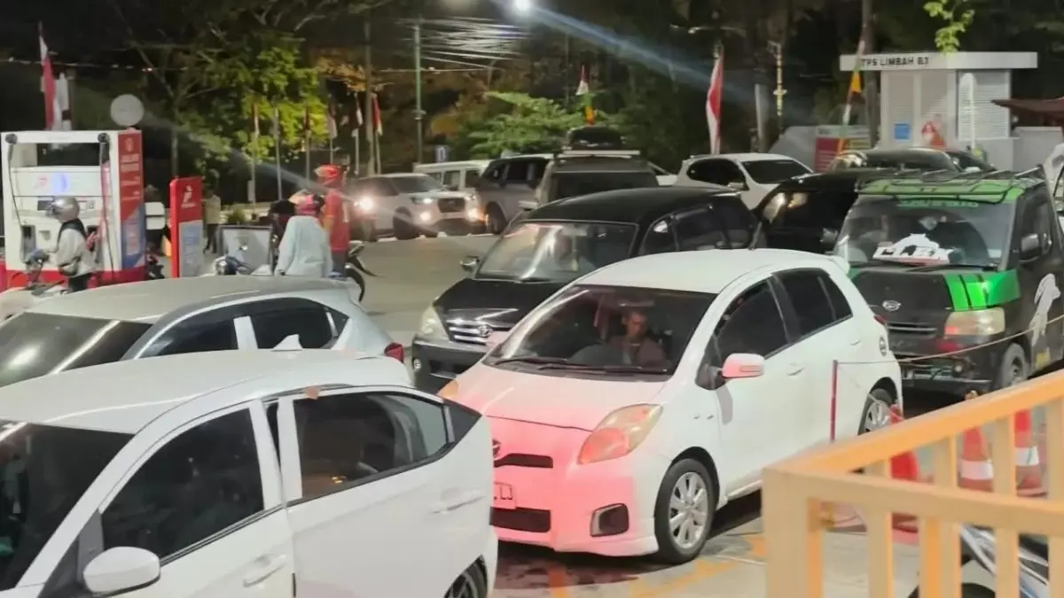 Antrean kendaraan roda empat mengular di SPBU MT Haryono dan Sepinggan, hingga malam hari, Selasa 1 September 2026. Pengaturan baru pengisian Pertalite memicu waktu tunggu panjang bagi warga.