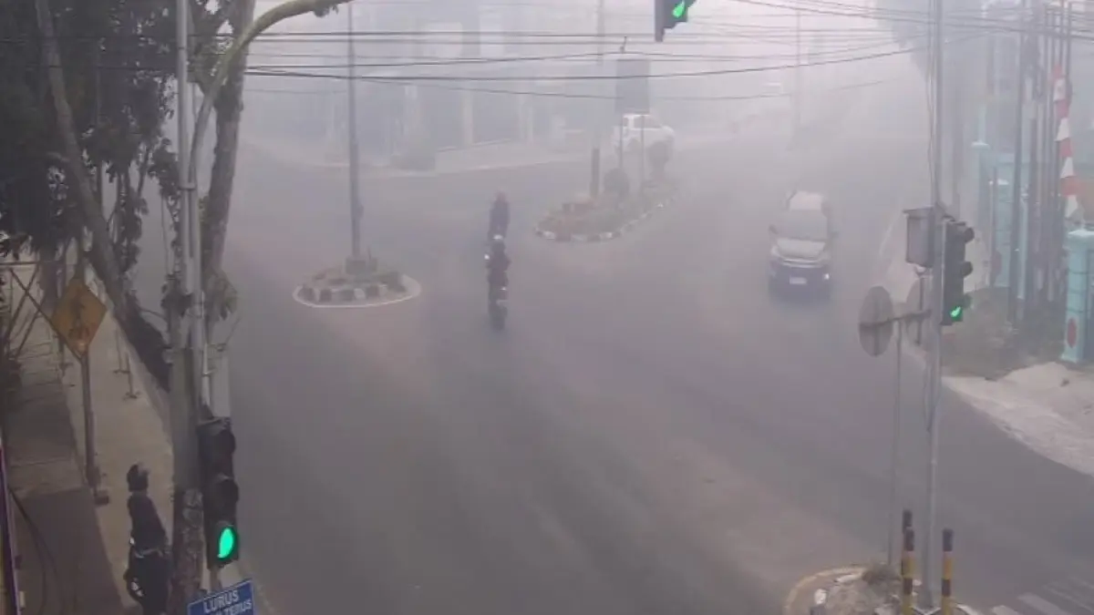 KABUT ASAP: Kondisi Simpang Tiga di SMPN 1 Arsel saat kabut asap di pagi hari. DPRD Kotawaringin Barat dorong Pemkab Kobar menerapkan pembelajaran jarak jauh. (CCTV Pemkab Kobar)