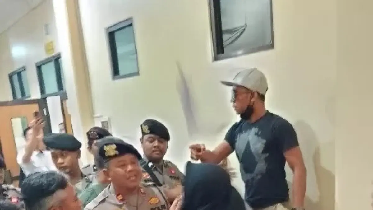 Seorang pria berdiri di atas kursi sambil melontarkan protes saat suasana memanas di sela sidang dugaan pencabulan yang melibatkan oknum Plt kepala sekolah di PN Balikpapan, Rabu (2/9/2026)