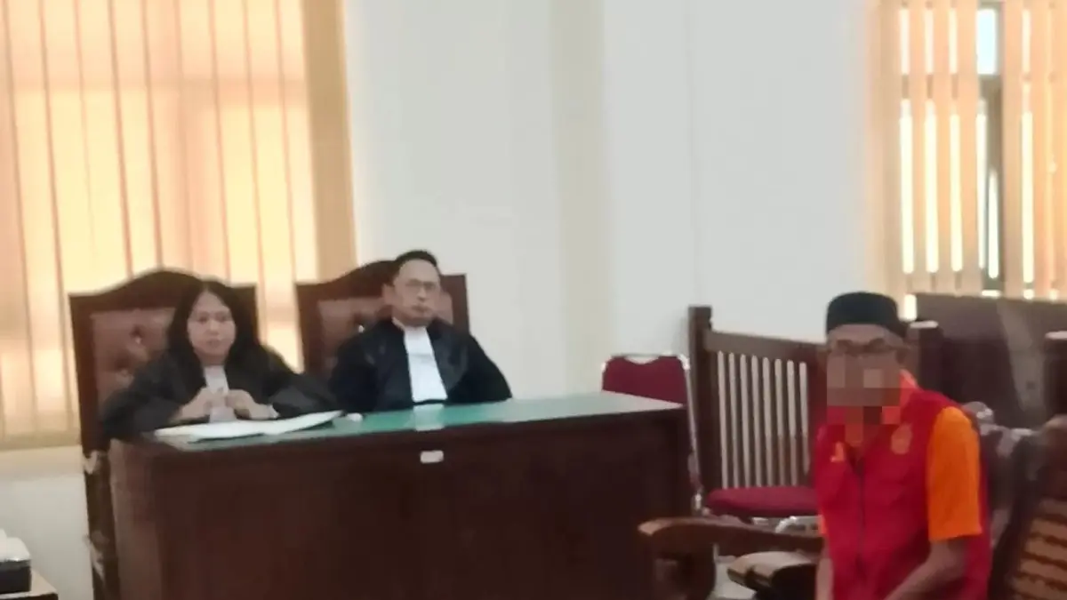 Terdakwa BN menjalani pemeriksaan di Pengadilan Negeri Balikpapan dan mengaku menyesali perbuatannya dalam kasus dugaan pencabulan terhadap siswi di bawah umur. (Foto: Moeso/Balpos)