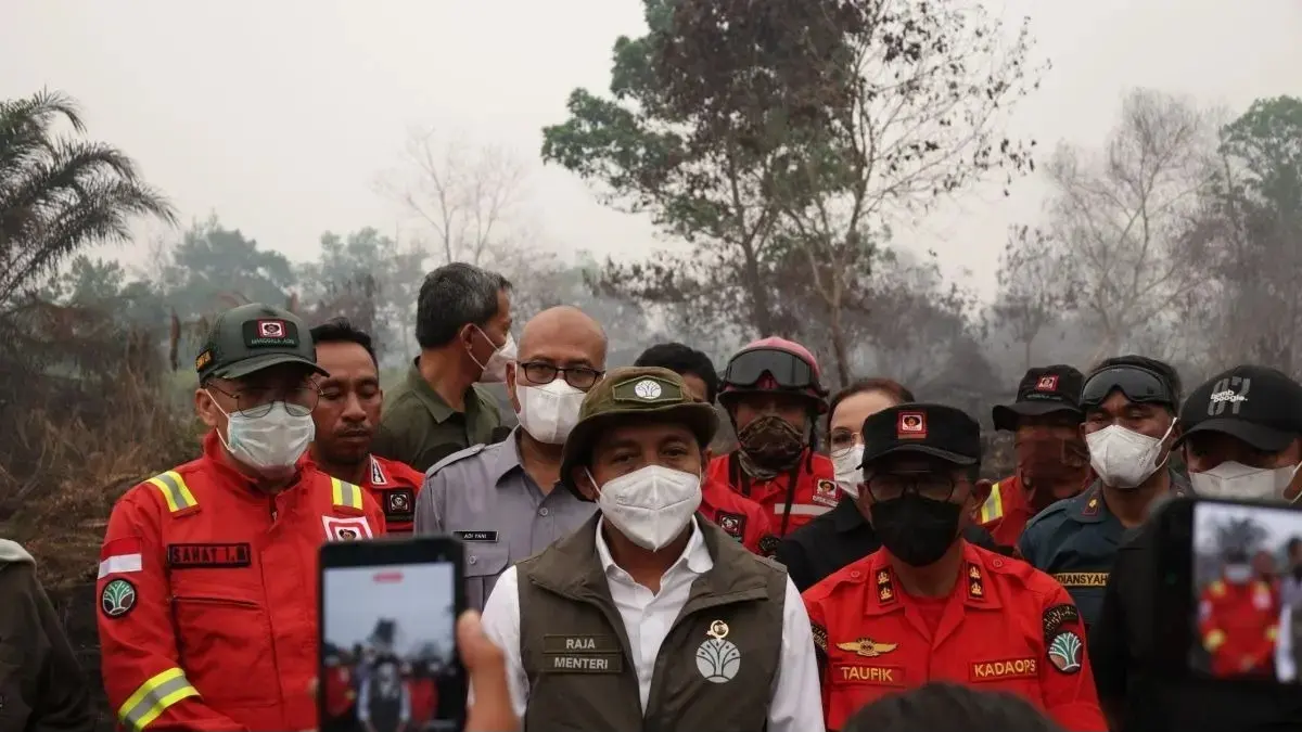 Menteri Kehutanan Raja Juli Antoni memberikan keterangan pers usai meninjau karhutla di Kecamatan Rasau Jaya, Kabupaten Kubu Raya, Kamis (3/9/2026) (ANTARA/HO-Jessica Helena Wuysang)

