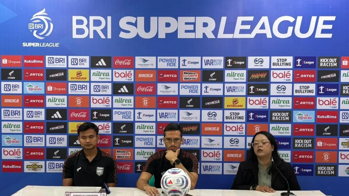 Pelatih Borneo FC Samarinda, Mauro Jeronimo (tengah).