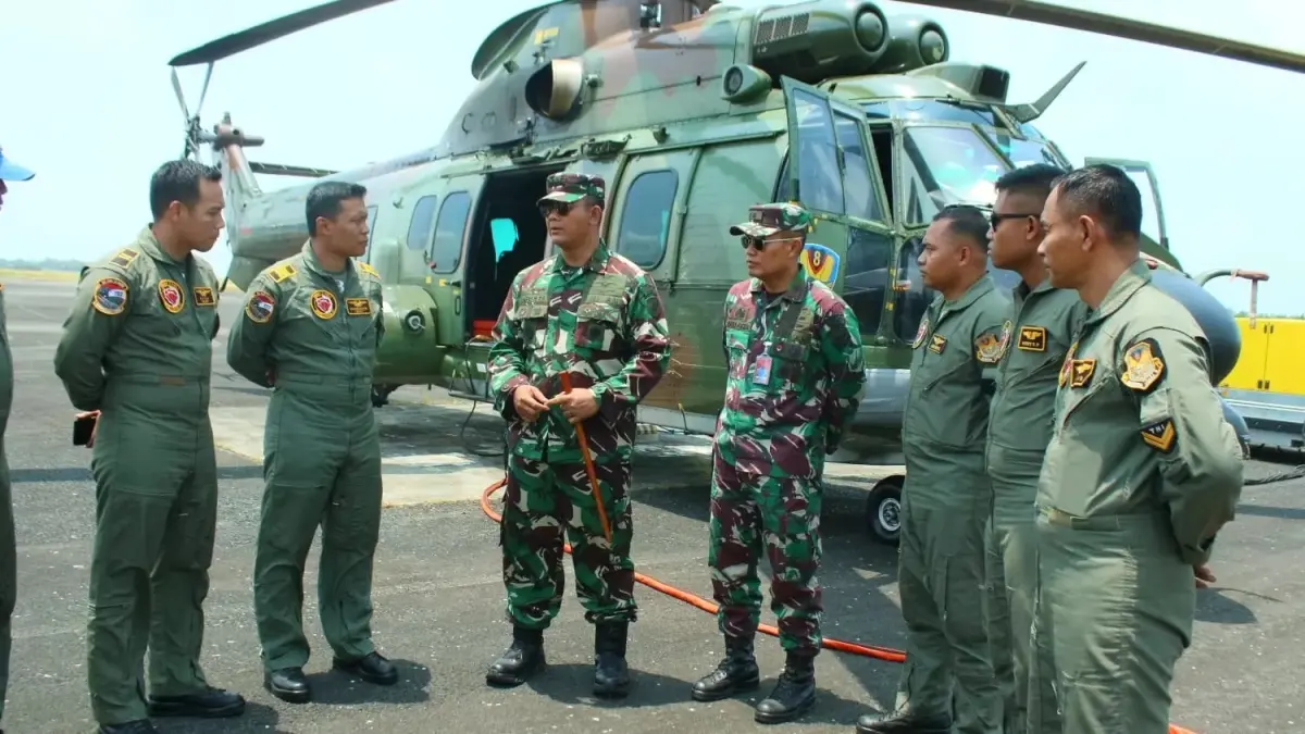 Helikopter Caracal H225 TNI Angkatan Udara melakukan operasi waterbombing untuk memadamkan kebakaran hutan dan lahan di kawasan IKN. (FOTO: ARIF FADILLAH)