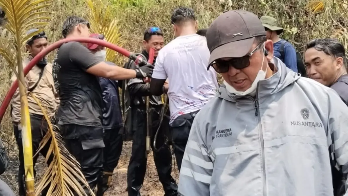 PENANGANAN: Brigjen Pol F Barung Mangera, memimpin tim gabungan dalam upaya pemadaman karhutla di tahura, yang masuk kawasan Bukit Tengkorak, Desa Sukomulyo, IKN. ISTIMEWA