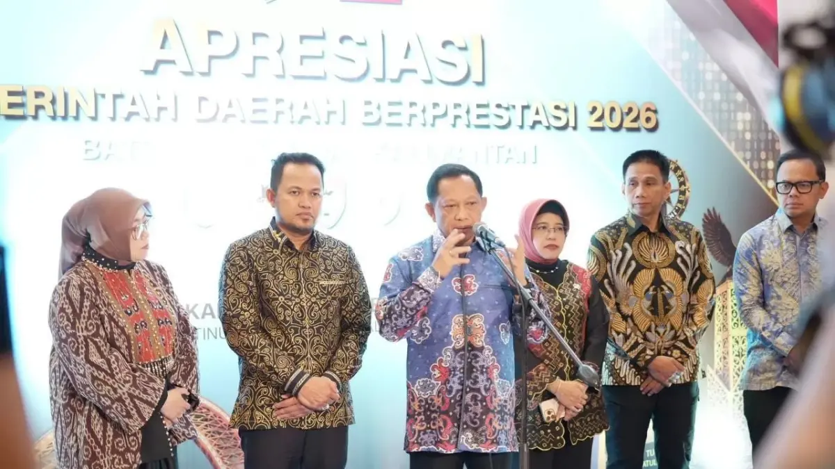 Tito Karnavian (tengah)