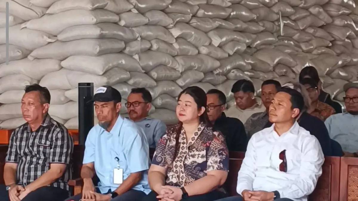 Bupati Mahakam Ulu Angela Idang Belawan secara resmi menerima pennyaluran cadangan pangan pemerintah dari Pemprov Kaltim di Gudang Bulog Samarinda