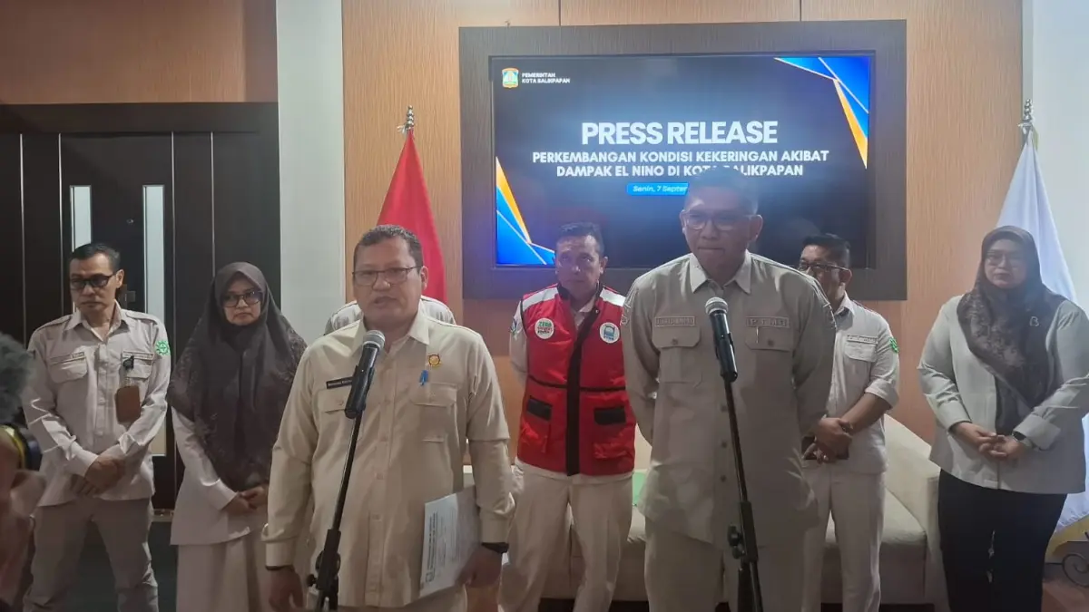 Direksi PTMB Balikpapan saat press release, Senin (7/9) siang. Sekitar 38 ribu pelanggan Perumda Tirta Manuntung Balikpapan harus bersiap menghadapi berkurangnya jam pelayanan air bersih.