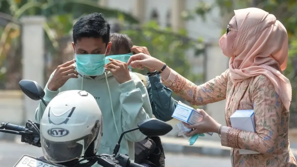Ilustrasi pengendara diimbau memakai masker.