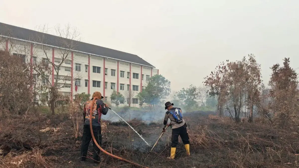 Penanganan kebakaran lahan yang mendekati salah satu fasilitas pendidikan di Kota Palangka Raya, baru-baru tadi. (dodi/radarsampit)
