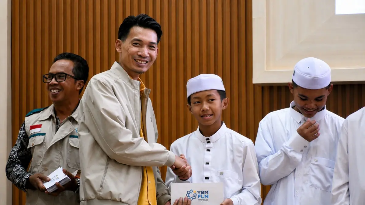 Penyerahan santunan kepada anak-anak Panti Asuhan Rumah Quran dalam rangka memperingati Maulid Nabi Muhammad SAW yang digelar PLN UIP KLT bersama YBM dan PIKK PLN di Banjarbaru, Jumat (28/8).