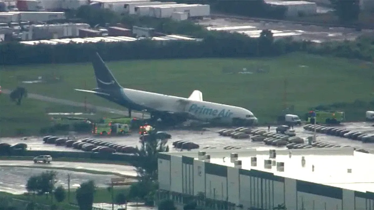 Pesawat cargo Prime Air tergelincir dan terbakar di Miami International Airport.
